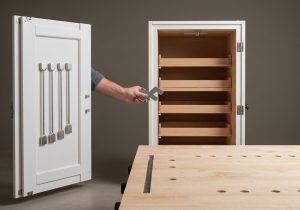 Comment réparer une porte de placard qui ne ferme plus bien ?